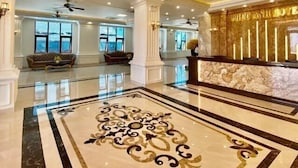 A spacious lobby with a large chandelier, a reception desk, and a patterned floor. - Phuc Anh Hotel Sam Son -BAYLUXURY (Sam Son)