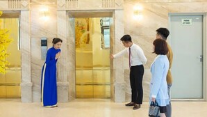 A hotel lobby with marble flooring, a reception desk, and an elevator. - Phuc Anh Hotel Sam Son -BAYLUXURY (Sam Son)