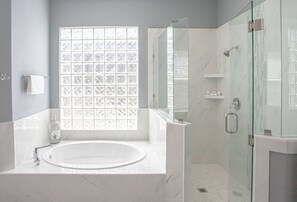 Shower, towels, shampoo - Lakefront 6BR Retreat w/ Game Room (Burnet)