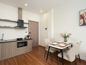 Habitación superior, cocineta, vista a la ciudad | Cocineta privada | Refrigerador y cafetera y tetera 