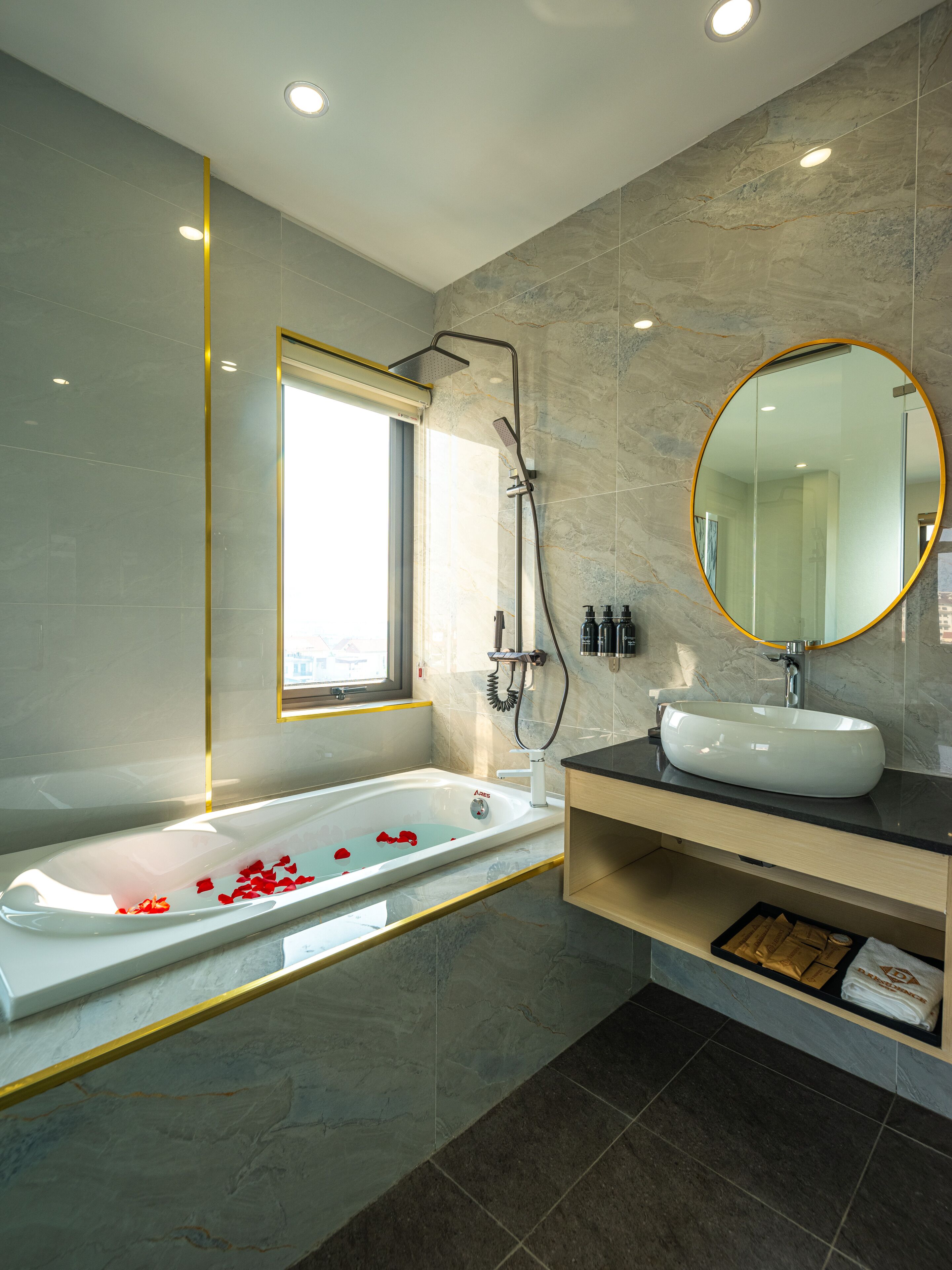Luxury Suite, City View | Bathroom | Free toiletries, hair dryer, slippers, towels