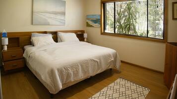 3 bedrooms, iron/ironing board, bed sheets