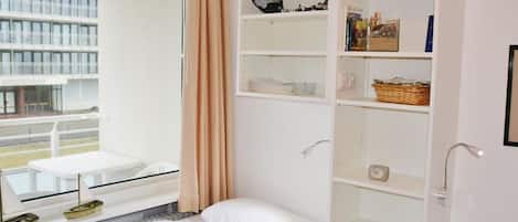 1 bedroom, bed sheets