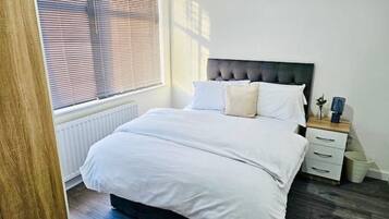 1 habitación, tabla de planchar con plancha, wifi y ropa de cama