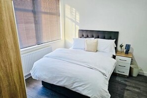 1 habitación, tabla de planchar con plancha, wifi y ropa de cama