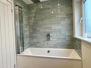 Regadera, toallas, papel de baño 