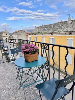 Outdoor dining - Apartment in the heart of the village (murato)