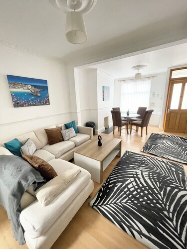 Cute two bedroom house with free street parking & WiFi