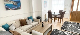 Cute two bedroom house with free street parking & WiFi