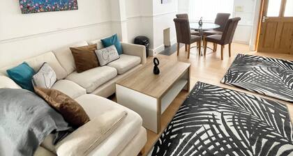 Cute two bedroom house with free street parking & WiFi