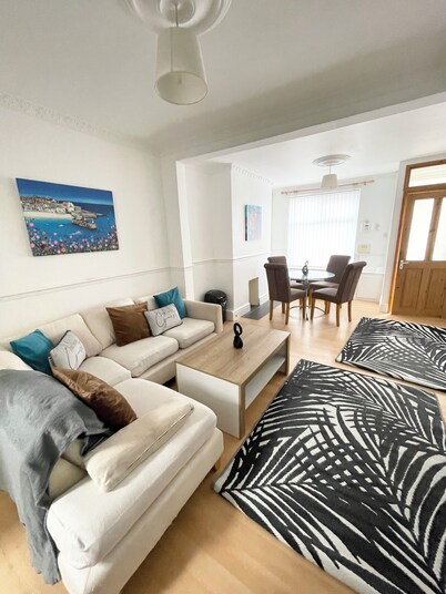 Cute two bedroom house with free street parking & WiFi