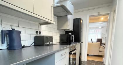 Cute two bedroom house with free street parking & WiFi