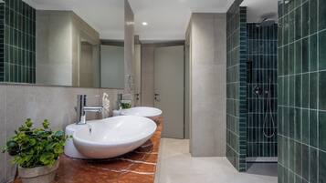 Suíte, vista para a cidade | Banheiro | Chuveiro, secador de cabelo, toalhas de banho, sabonete