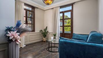 Sistema de insonorización, tabla de planchar con plancha y wifi gratis