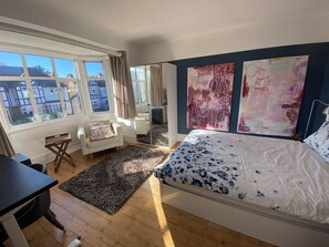 4 عدّة غرف نوم ومكتب ومكواة/لوح كي وواي فاي