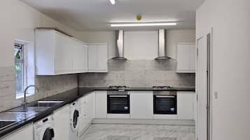 Refrigerador, horno, tetera eléctrica y tostadora