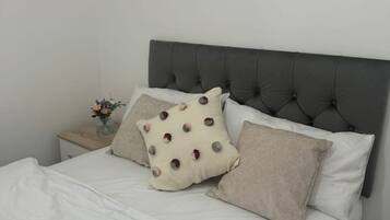 1 habitación, tabla de planchar con plancha, wifi y ropa de cama