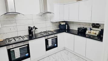 Refrigerador, horno, tetera eléctrica y tostadora