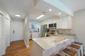 Kjøleskap, ovn, kokeplater og oppvaskmaskin