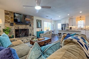 Una Smart TV, una chimenea, una oficina, una pantalla de ordenador