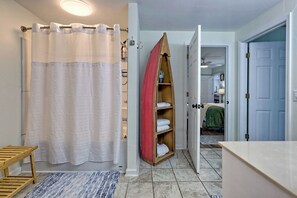 3 habitaciones, escritorio, tabla de planchar con plancha y wifi gratis 