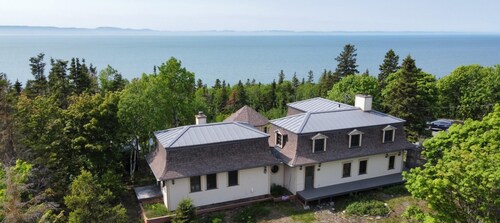 Chalet Le Patrimoine | Peaceful Riverfront Stay