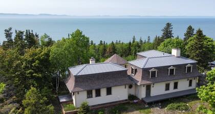 Chalet Le Patrimoine - Peaceful Riverfront Stay