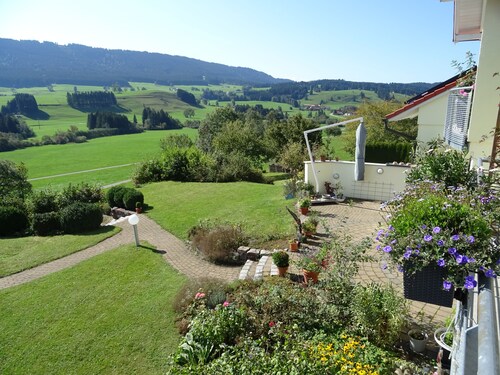 Quiet, modern vacation apartment surrounded by greenery