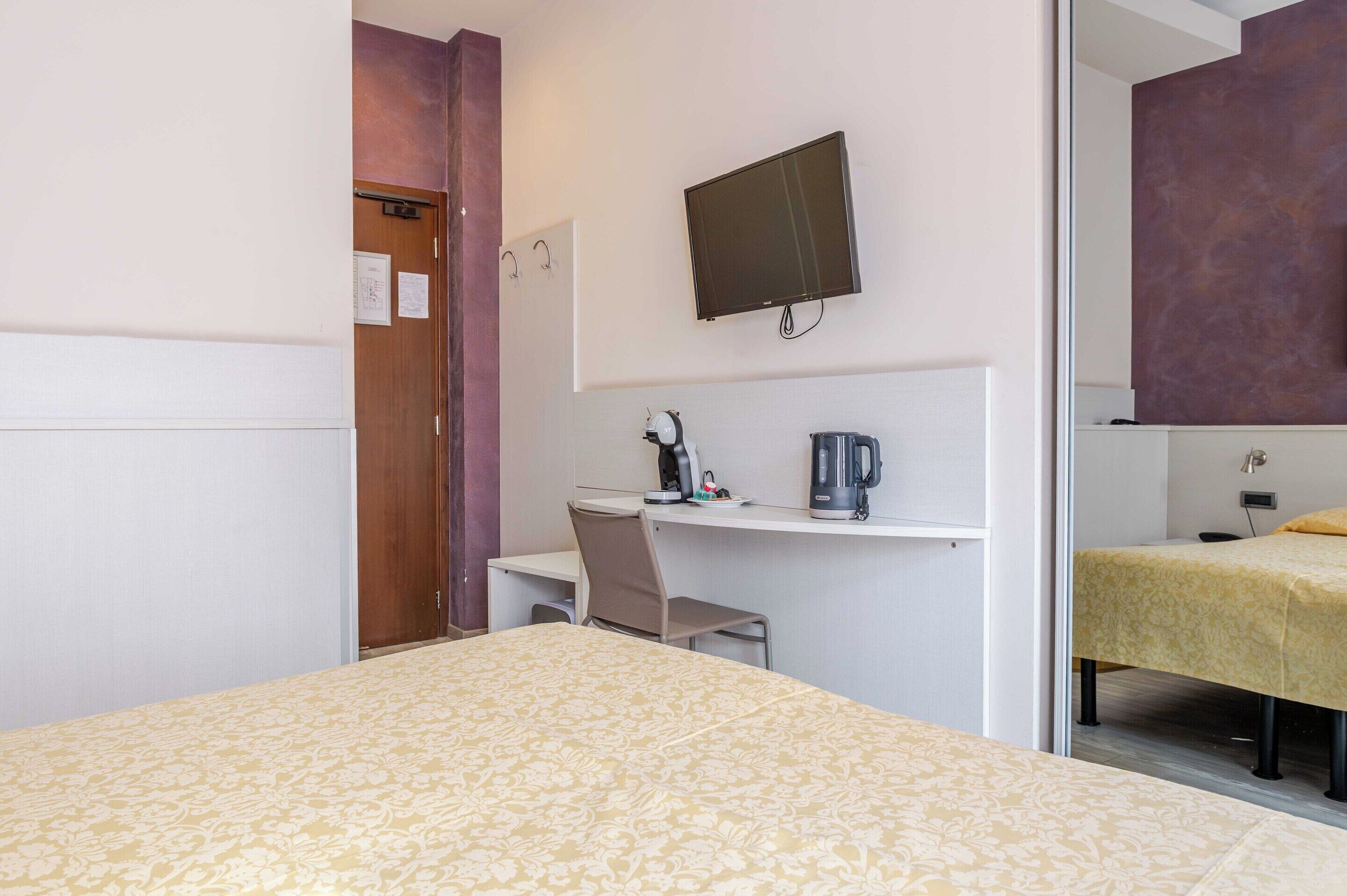 1 غرفة نوم ومساحة عمل للكمبيوتر المحمول وملاءات أسرّة