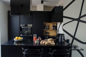 Fridge, oven, stovetop, dishwasher