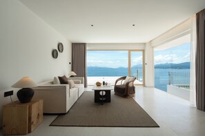 Suite estudio Premier, balcón, vistas al mar | Ropa de cama de alta calidad y edredones de plumas