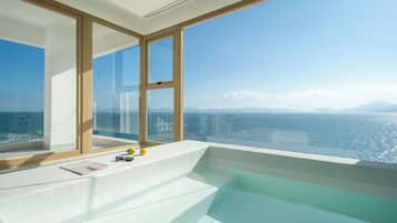 Habitación doble superior, balcón, vistas al mar | Baño | Bañera y ducha independientes y cabezal de ducha tipo lluvia