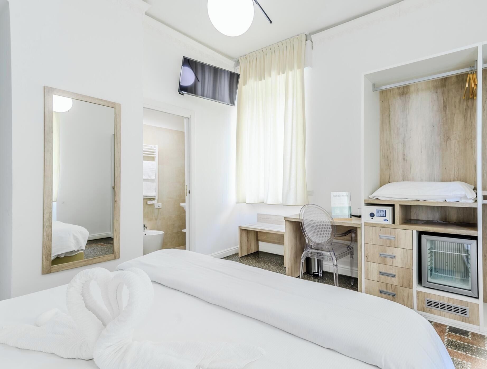 Minibar, in-room safe, desk, WiFi (free)