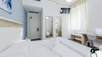 Minibar, Zimmersafe, Schreibtisch, kostenloses WLAN