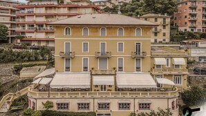 Un immeuble à plusieurs étages doté d’une cour intérieure, de balcons et d’un toit plat.