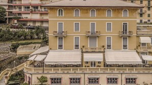 A multi-story building with a central courtyard, balconies, and a flat roof. - Hotiday Room Collection - Rapallo (Rapallo)