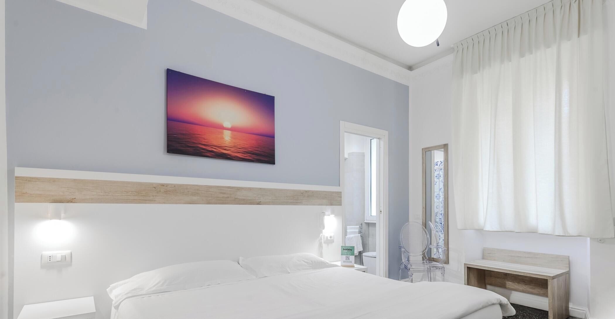 Minibar, in-room safe, desk, WiFi (free)