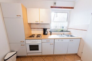 Fridge, oven, stovetop, dishwasher