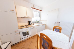 Réfrigérateur, un four, surface de cuisson, lave-vaisselle