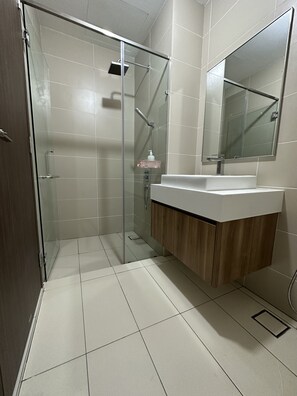 Dusche, Haartrockner, Bidet, Handtücher