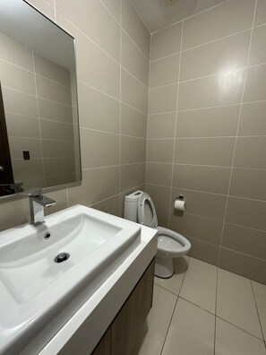 Douche, sèche-cheveux, bidet, serviettes fournies