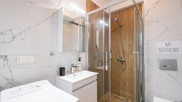 Standard Loft | Bathroom | Shower, rainfall showerhead, towels, soap