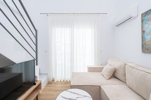 Standaard loft | Woonruimte | Een 40-inch smart-tv met kabelzenders