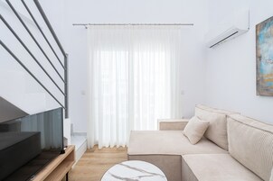 标准复式房 | 起居区 | 40-英寸智能电视（配备有线频道）