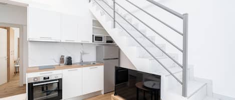 Loft estándar | Cocina privada | Refrigerador con congelador, microondas, horno y cafetera de espresso