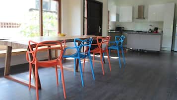 Departamento, 3 habitaciones, balcón | Restaurantes