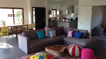 Apartment, 3 Schlafzimmer, Balkon | Wohnzimmer