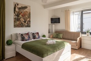 Studiosuite – deluxe, balkong, byutsikt | Strykejern/-brett og wi-fi (inkludert)