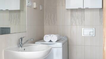 Deluxe Studio Suite, Balcony, City View | Bathroom
