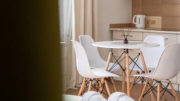 Deluxe Studio Suite, Balcony, City View | In-room dining